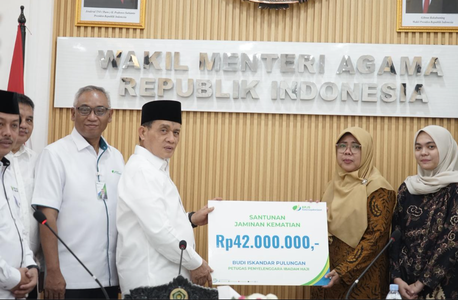Bentuk Perhatian Negara, Wamenag Serahkan Santunan untuk Keluarga Almarhum Petugas Haji yang Wafat